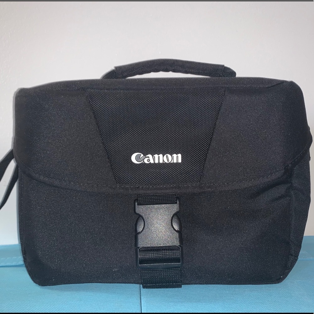 Canon DSLR Shoulder Bag + Cleaning Kit
